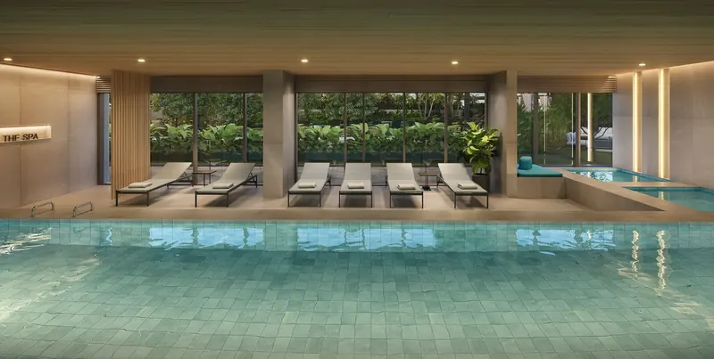 Spa do Epic Golf Residence com piscina aquecida e espreguiçadeiras