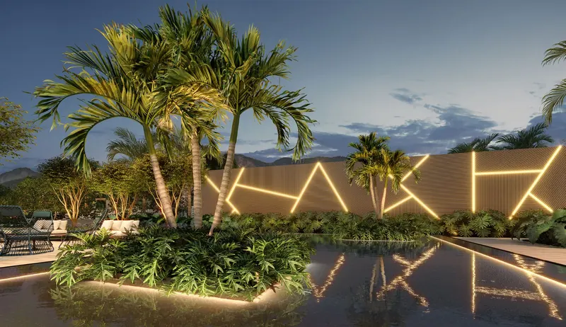 Praça com espelho-d'água do Epic Golf Residence iluminada ao anoitecer